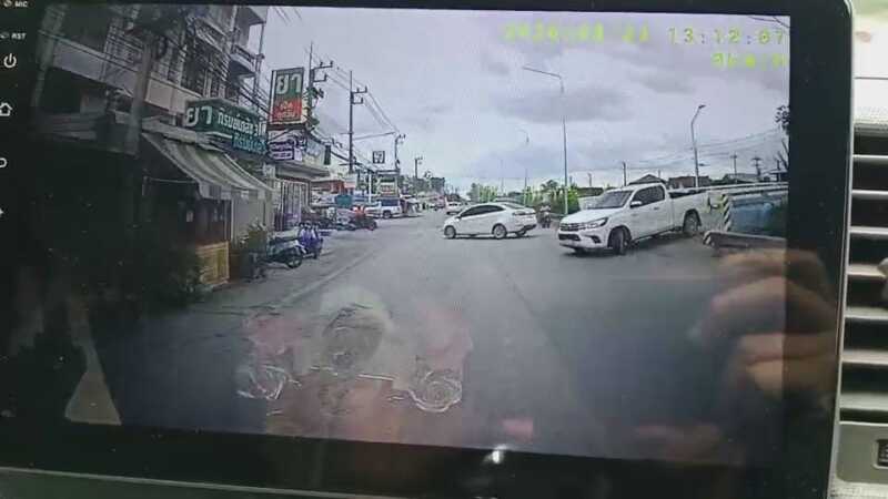 ปทุมธานีเก๋งมักง่ายปาดหน้ารถกู้ภัย เบรกหัวทิ่มหวิดเกิดอุบัติเหตุซ้ำซ้อน