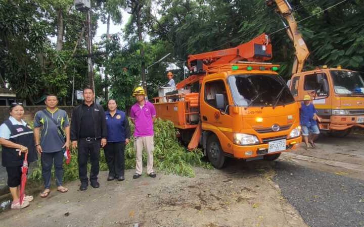 ฝนตกลมแรงนานนับชั่วโมง ต้นไม้ขนาดใหญ่หักล้มทับหม้อแปลงไฟฟ้าแรงสูง ไฟดับเป็นวงกว้าง เจ้าหน้าที่เร่งตัดกระแสไฟฟ้าและเคลียร์พื้นที่ คาดใช้เวลา 1-2 ชั่วโมง