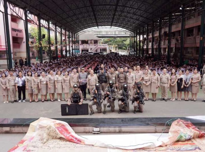 ตำรวจหัวหมากจัดอบรม “หนี-ซ่อน-สู้” รับมือเหตุกราดยิง เสริมทักษะเอาตัวรอดให้บุคลากรโรงเรียนเทพลีลา