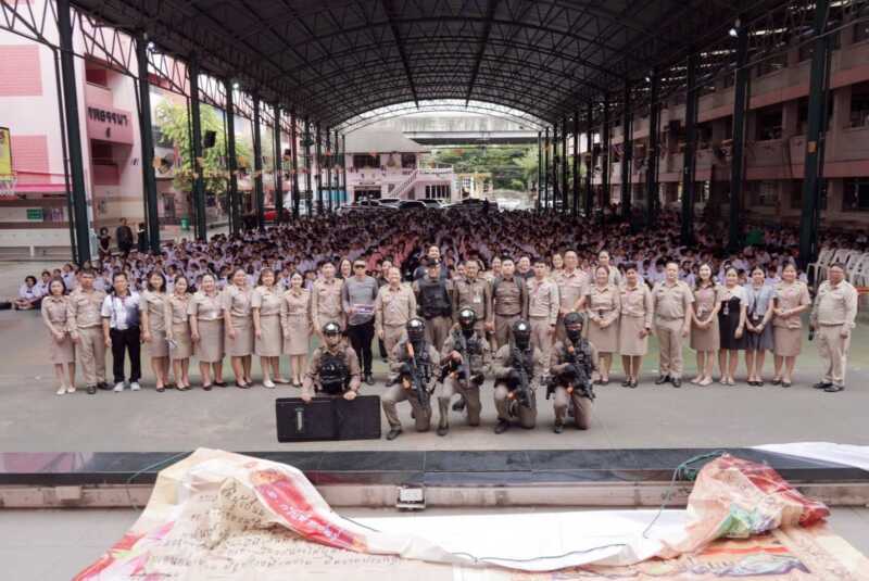 ตำรวจหัวหมากจัดอบรม “หนี-ซ่อน-สู้” รับมือเหตุกราดยิง เสริมทักษะเอาตัวรอดให้บุคลากรโรงเรียนเทพลีลา