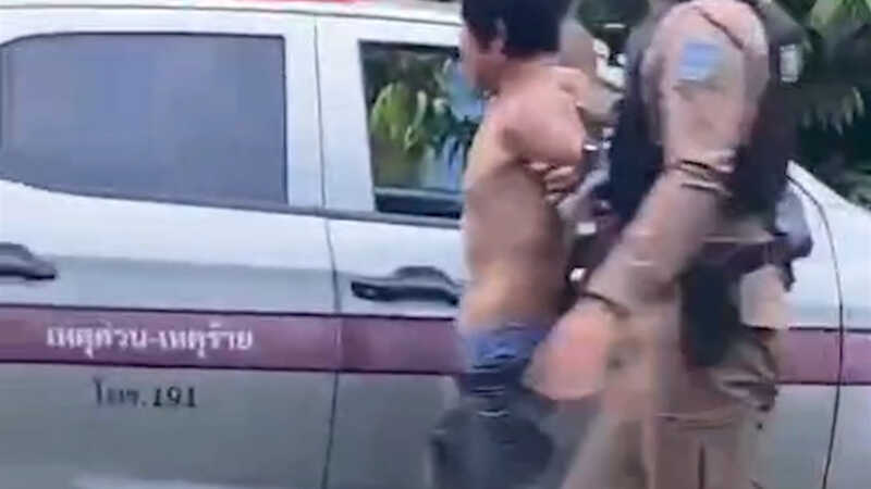 มุกดาหาร หนุ่มใหญ่วัย 55 คลุ้มคลั่งถือมีดพร้า ข่มขู่แม่วัย 77 ปี