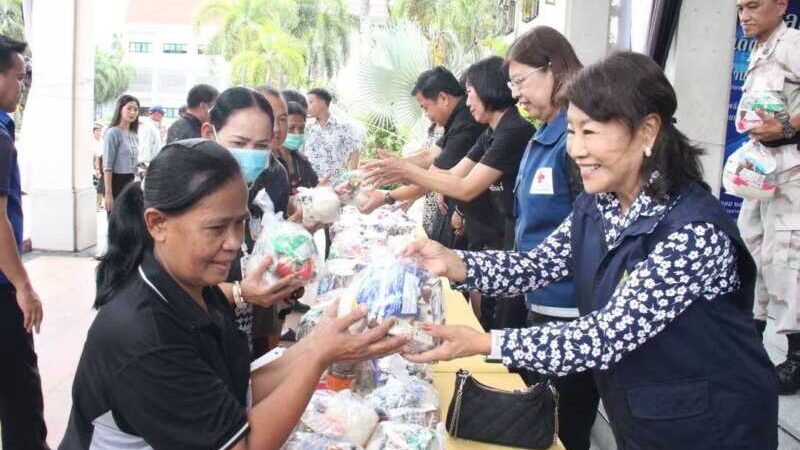 จังหวัดชลบุรีจัดกิจกรรม“ตู้ปันสุข” ส่งต่อความห่วงใย ช่วยเหลือประชาชน แบ่งเบาภาระค่าครองชีพประชาชนอย่างต่อเนื่อง