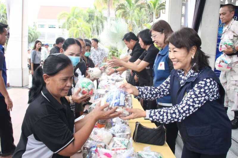 จังหวัดชลบุรีจัดกิจกรรม“ตู้ปันสุข” ส่งต่อความห่วงใย ช่วยเหลือประชาชน แบ่งเบาภาระค่าครองชีพประชาชนอย่างต่อเนื่อง
