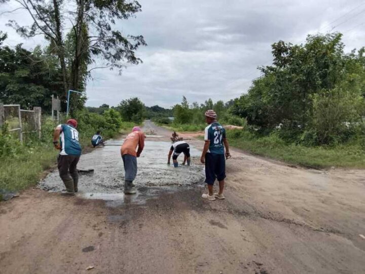 ข่าวประชาสัมพันธ์ เทศบาลตำบลดงเย็น ลงพื้นที่ซ่อมแซมถนนบริเวณหนองอ้อ เส้นดงเย็น บ้านโพนสวาง
