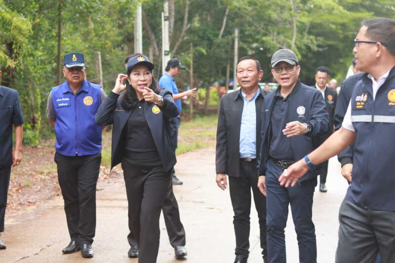 จ.จันทบุรี สว. ลงพื้นที่ติดตามความคืบหน้าโครงการศูนย์กลางบริหารจัดการมหานครผลไม้ พร้อมเร่งรัดซ่อมสะพานยกระดับโค้งท่าจุ้ย และเตรียมยื่นกระทู้ทวงถามในสภา
