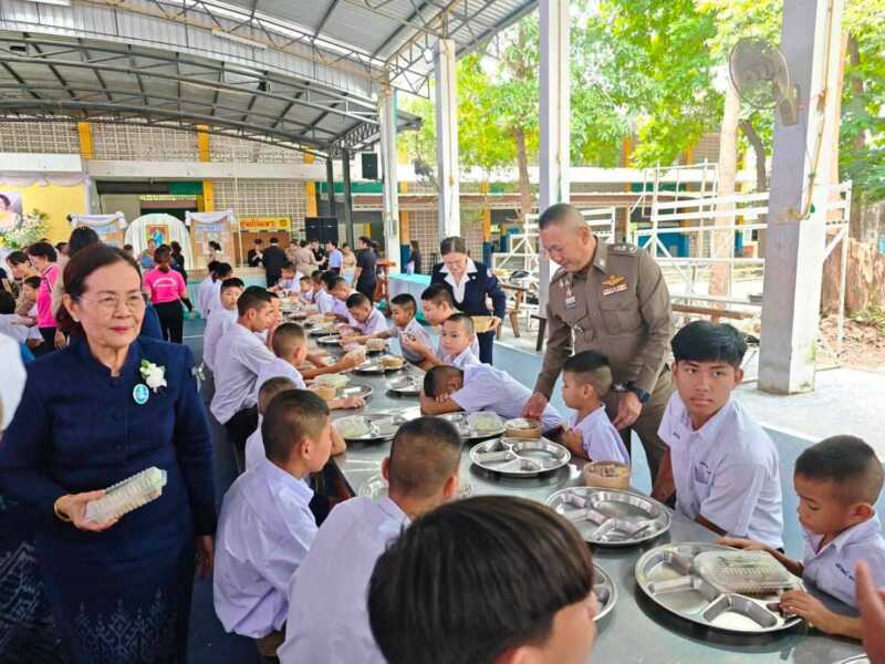 ผบก.ภ.จว.มุกดาหาร ร่วมพิธีมอบสิ่งของพระราชทานเนื่องในกิจกรรมวันแม่แห่งชาติ ส่วนภูมิภาค 76 จังหวัด ประจำปี 2569