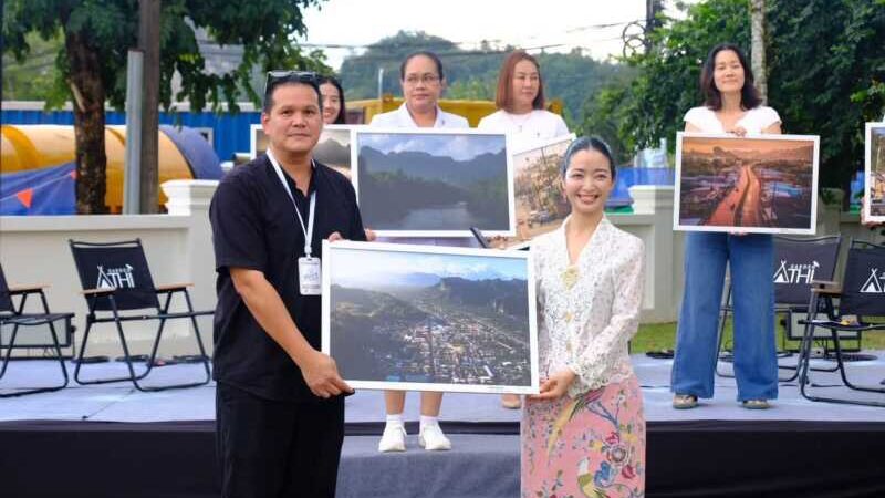 คณะผู้บริหาร อบจ.พังงาร่วมงาน “มองพังงาผ่านเลนส์ : พังงา แอ๊ะนิ” ชมเสน่ห์เมืองพังงาผ่านภาพถ่าย ในจวนผู้ว่าฯ หลังเก่า
