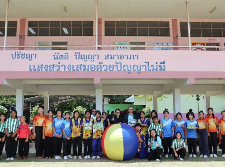 รฟท.ส่งต่อความรู้ถึงมือน้อง มอบอุปกรณ์เรียน-กีฬา 4 โรงเรียนร้อยเอ็ด หนุนเด็กบ้านเฮาเติบโตอย่างรอบด้าน