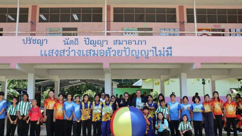 รฟท.ส่งต่อความรู้ถึงมือน้อง มอบอุปกรณ์เรียน-กีฬา 4 โรงเรียนร้อยเอ็ด หนุนเด็กบ้านเฮาเติบโตอย่างรอบด้าน