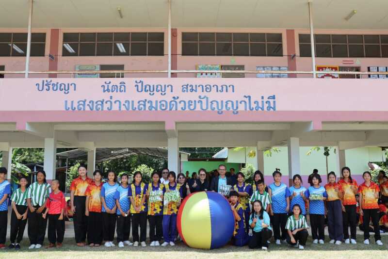 รฟท.ส่งต่อความรู้ถึงมือน้อง มอบอุปกรณ์เรียน-กีฬา 4 โรงเรียนร้อยเอ็ด หนุนเด็กบ้านเฮาเติบโตอย่างรอบด้าน