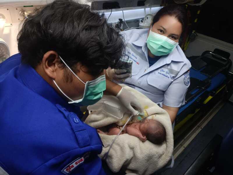ปทุมธานี – ไรเดอร์สาวช็อกขับรถผ่านพบหมาคาบถุงดำทิ้งขยะเปิดดูพบทารกแรกเกิด