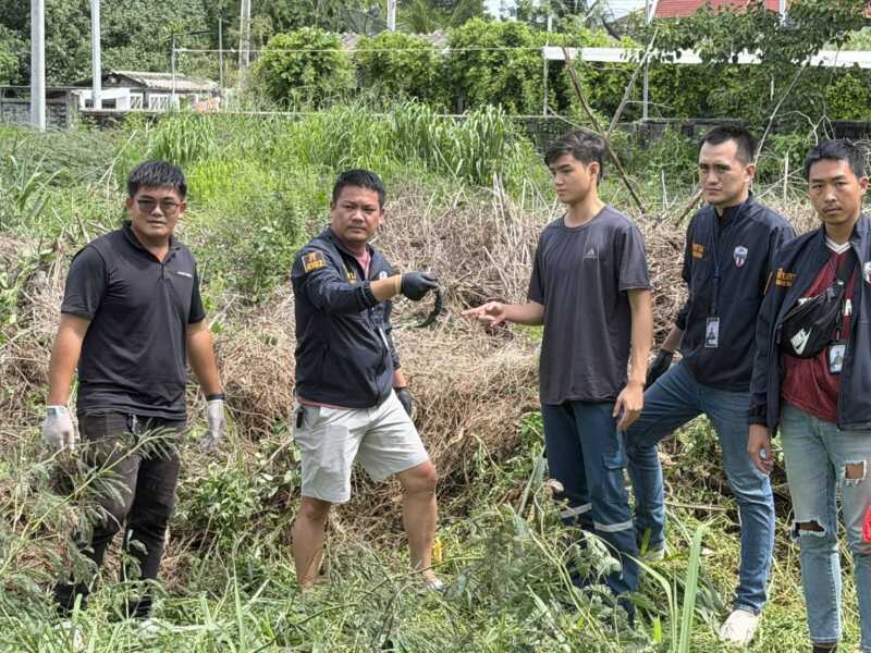พาหนุ่มวัย 20 ทำแผนฯ แทงหนุ่มจีนดับคาห้อง ปมเจออยู่กับแฟนสาว พบมีดทิ้งในป่าหญ้า