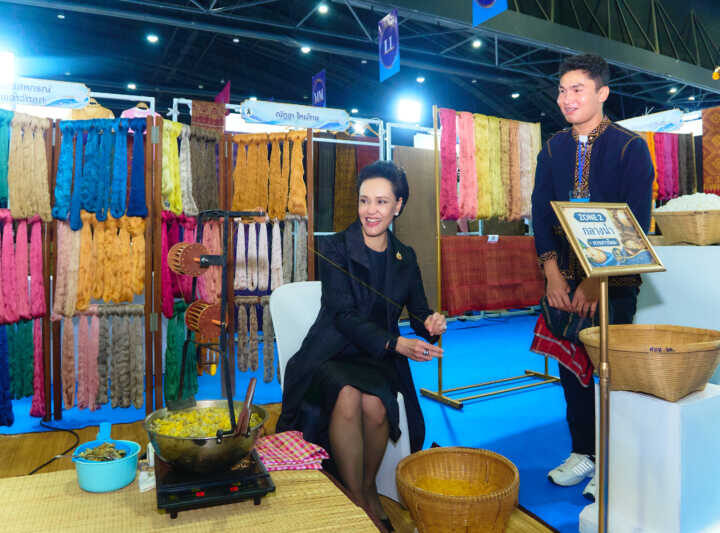 กรมหม่อนไหมเชิญชวนเที่ยวงาน “ศิลปาชีพ ประทีปไทย OTOP หลอมดวงใจด้วยพระบารมี ปี 2569” ชมนิทรรศการ Live Exhibition จากต้นน้ำสู่ปลายน้ำ พร้อมช้อปผลิตภัณฑ์หม่อนไหมจากผู้ประกอบการทั่วประเทศ