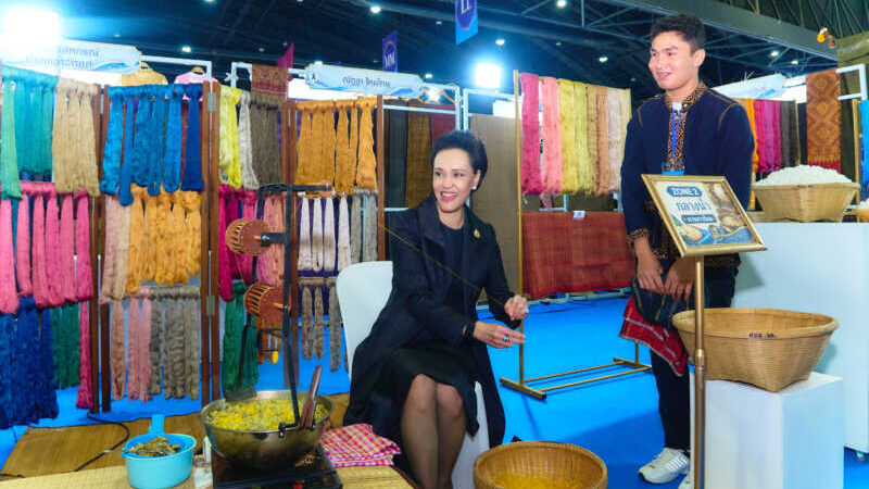 กรมหม่อนไหมเชิญชวนเที่ยวงาน “ศิลปาชีพ ประทีปไทย OTOP หลอมดวงใจด้วยพระบารมี ปี 2569” ชมนิทรรศการ Live Exhibition จากต้นน้ำสู่ปลายน้ำ พร้อมช้อปผลิตภัณฑ์หม่อนไหมจากผู้ประกอบการทั่วประเทศ