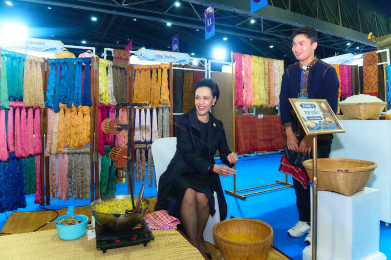 กรมหม่อนไหมเชิญชวนเที่ยวงาน “ศิลปาชีพ ประทีปไทย OTOP หลอมดวงใจด้วยพระบารมี ปี 2569” ชมนิทรรศการ Live Exhibition จากต้นน้ำสู่ปลายน้ำ พร้อมช้อปผลิตภัณฑ์หม่อนไหมจากผู้ประกอบการทั่วประเทศ