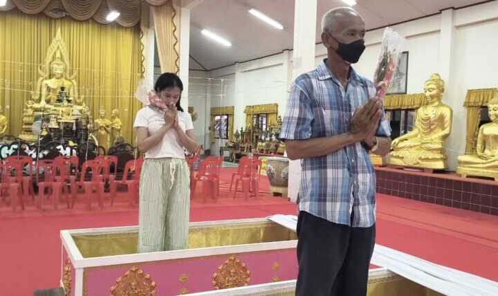 นครนายก – นักท่องเที่ยวและพระสงฆ์ เข้าพิธีนอนโลงศพ ต่ออายุแก้ปีชง เสริมดวงชะตาชีวิตวัดหลวงพ่อปากแดงจังหวัดนครนายก