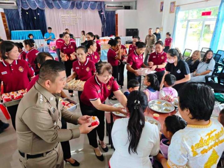 ผบก.ภ.จว.มุกดาหาร ร่วมกิจกรรมเลี้ยงอาหารกลางวันพร้อมมอบสิ่งของให้แก่เด็กนักเรียนเพื่อส่งมอบความสุขรอยยิ้มและสร้างขวัญกำลังใจให้แก่น้องๆ แล้วศูนย์การศึกษาพิเศษประจำจังหวัดมุกดาหาร