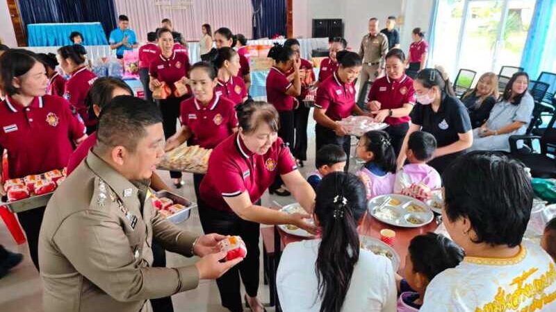 ผบก.ภ.จว.มุกดาหาร ร่วมกิจกรรมเลี้ยงอาหารกลางวันพร้อมมอบสิ่งของให้แก่เด็กนักเรียนเพื่อส่งมอบความสุขรอยยิ้มและสร้างขวัญกำลังใจให้แก่น้องๆ แล้วศูนย์การศึกษาพิเศษประจำจังหวัดมุกดาหาร