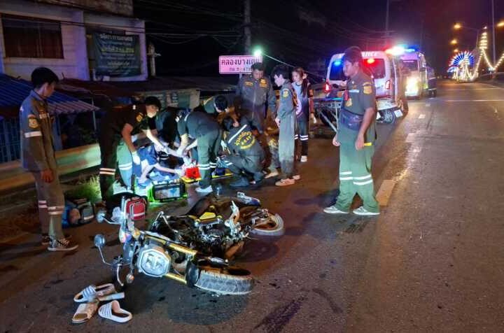 ปทุมธานี – จยย.พุ่งชนการ์ดเรลสะพานข้ามคลองบางเตยบาดเจ็บสาหัส 2 ราย