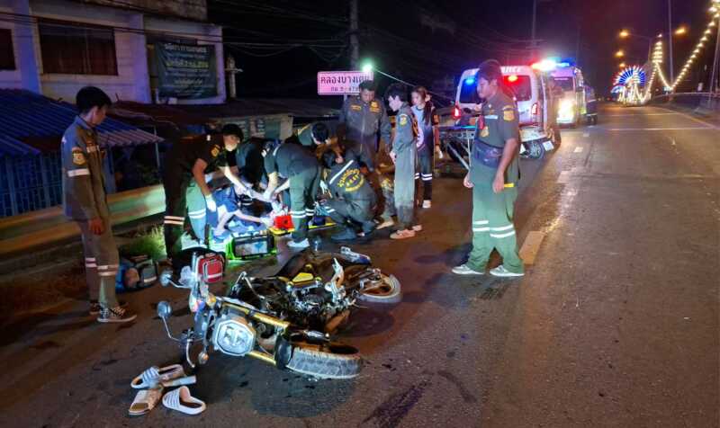 ปทุมธานี – จยย.พุ่งชนการ์ดเรลสะพานข้ามคลองบางเตยบาดเจ็บสาหัส 2 ราย