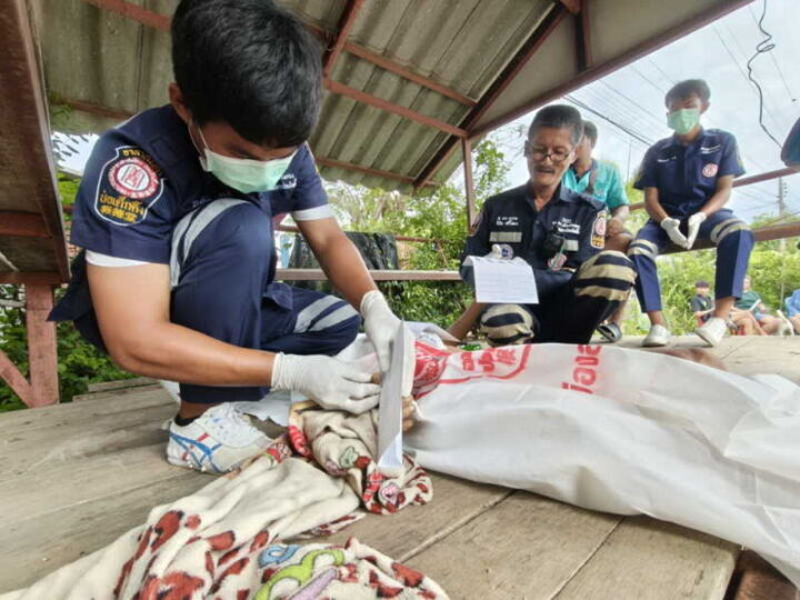 อ่างทอง – ชายวัย48ปีนอนเสียชีวิตปริศนาบนศาลาริมถนนหน้าบ้านวงจรปิดจับภาพรถกระบะมาจอดช่วงกลางดึกก่อนขับออกไป ตอนเช้ามีญาติไปพบ บอกแม่ วัย 76 ปี ออกมาดูพบว่าเสียชีวิตแล้ว เบื้องต้นที่บริเวณแผนหลังมีบาดแผลเป็นริ้วรอยจำนวนมาก