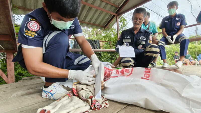 อ่างทอง – ชายวัย48ปีนอนเสียชีวิตปริศนาบนศาลาริมถนนหน้าบ้านวงจรปิดจับภาพรถกระบะมาจอดช่วงกลางดึกก่อนขับออกไป ตอนเช้ามีญาติไปพบ บอกแม่ วัย 76 ปี ออกมาดูพบว่าเสียชีวิตแล้ว เบื้องต้นที่บริเวณแผนหลังมีบาดแผลเป็นริ้วรอยจำนวนมาก