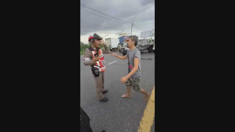ปทุมธานี – คลิปกระบะเมาแอ๋ชนดะ หวิดวางมวยตำรวจจราจรฟัน 2 ข้อหาตรวจแอลกอฮอล์พุ่ง