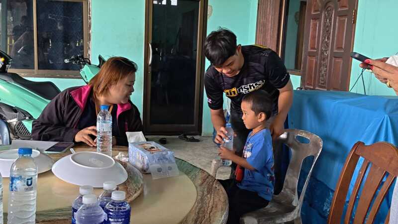 ปทุมธานี – พ่อเลี้ยงเมากัญชาใช้ไฟแช็กลนร่างด.ช. 4 ขวบพม.-ต้นอ้อรุดช่วยพ่อแท้ๆรับลูกกลับโคราช