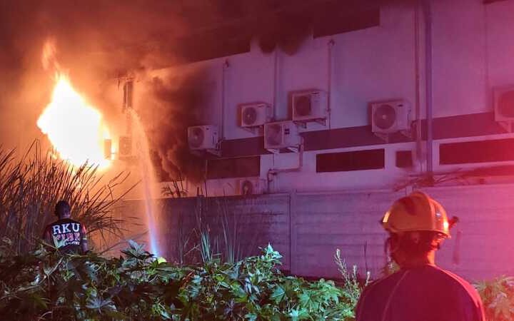 ปทุมธานี – ไฟไหม้บริษัททำบูธอีเวนต์เสียหายกว่า 10 ล้านบาท คนงาน 11 ชีวิตหนีตายหวุดหวิด
