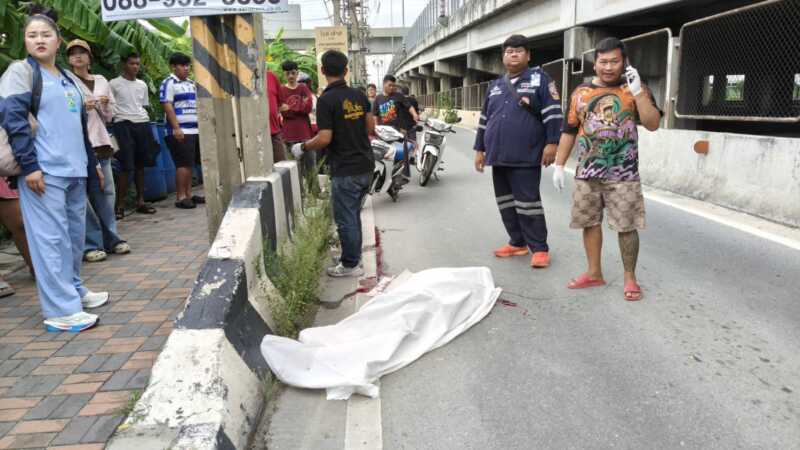 ปทุมธานี – สลดหนุ่มขับจยย.เสียหลักชนเสาไฟฟ้าดับคาใต้สะพานกลับรถ