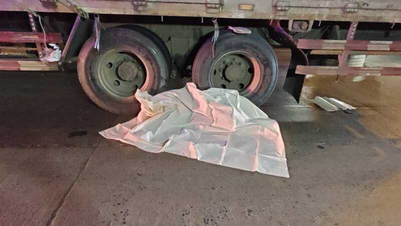 ปทุมธานี – รถจยย.รับจ้างเฉี่ยวชนรถสิบล้อนักศึกษานั่งซ้อนท้ายร่วงถูกสิบล้อทับเสียชีวิต