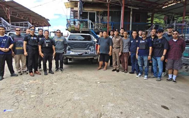 ปทุมธานี – ตร.สืบสวนธัญบุรี สนธิกำลังหน่วยข่าวกรองทหารและ ตร.ปส. ค้นร้านรับซื้อมือสอง พบปืน 2 กระบอกและเครื่องกระสุนจำนวนมาก