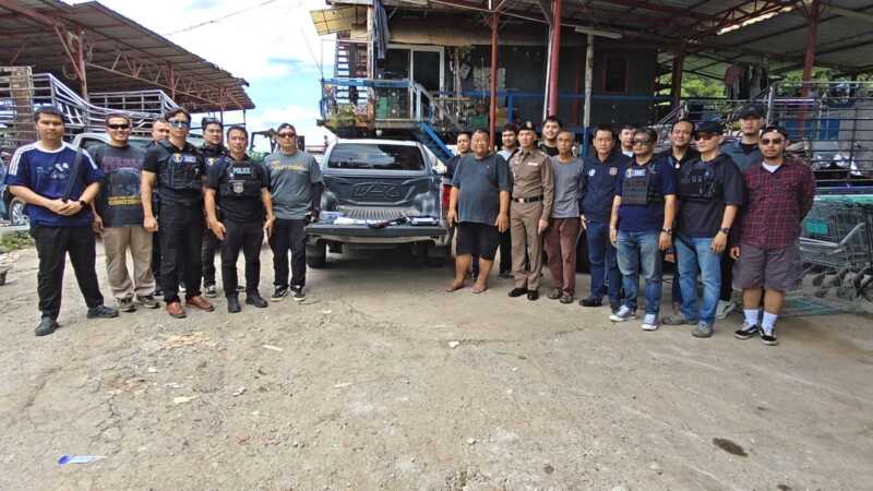 ปทุมธานี – ตร.สืบสวนธัญบุรี สนธิกำลังหน่วยข่าวกรองทหารและ ตร.ปส. ค้นร้านรับซื้อมือสอง พบปืน 2 กระบอกและเครื่องกระสุนจำนวนมาก