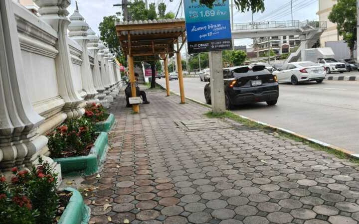 ปทุมธานี – ชาวบ้านเอือมจยย.มักง่ายขี่ย้อนศรปีนทางเท้าหน้าวัดสายไหมผวาชนนักเรียนวอนหน่วยงานเร่งจัดระเบียบ