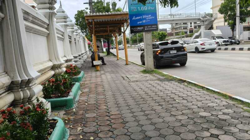 ปทุมธานี – ชาวบ้านเอือมจยย.มักง่ายขี่ย้อนศรปีนทางเท้าหน้าวัดสายไหมผวาชนนักเรียนวอนหน่วยงานเร่งจัดระเบียบ