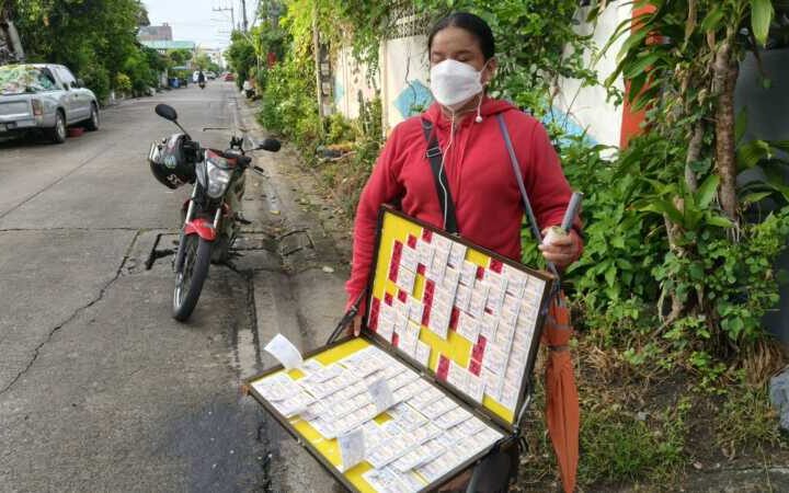 ปทุมธานี – สาวพิการทางสายตาขายลอตเตอรี่เข้าแจ้งความถูกโรคจิตตามลวนลาม