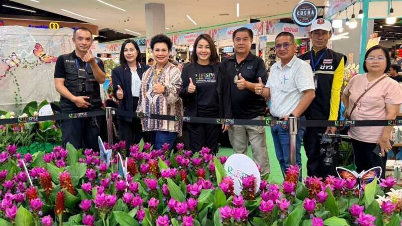 มุกดาหาร – โรบินสันเนรมิต สรวงสวรรค์ผีเสื้อ พร้อมป้อนน้ำหวานผีเสื้ออย่างใกล้ชิด
