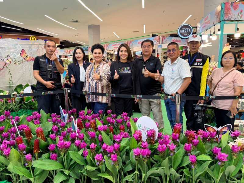มุกดาหาร – โรบินสันเนรมิต สรวงสวรรค์ผีเสื้อ พร้อมป้อนน้ำหวานผีเสื้ออย่างใกล้ชิด