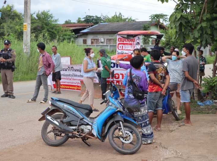 กำแพงเพชร – ชาวบ้านหนองน้ำใสสุดทน! ปิดถนนฮือไล่รถบรรทุกขยะรีไซเคิล หลังเมินคำสั่งผู้ว่าฯ-เทศบาล ลักลอบวิ่งฉาวส่งกลิ่นเหม็นคละคลุ้ง