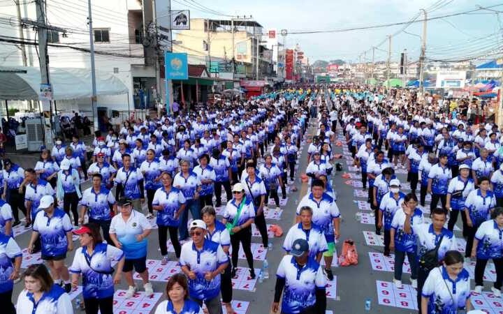 อ.สรรคบุรี รวมพลัง อสม.กว่า 2,000 คน จัดมหกรรม เต้น 9 ช่อง ป้องกันลืม สร้างชุมชนต้นแบบสู้ภาวะสมองเสื่อมผู้สูงวัย