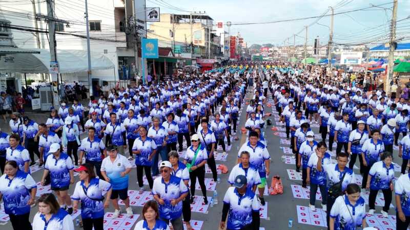 อ.สรรคบุรี รวมพลัง อสม.กว่า 2,000 คน จัดมหกรรม เต้น 9 ช่อง ป้องกันลืม สร้างชุมชนต้นแบบสู้ภาวะสมองเสื่อมผู้สูงวัย