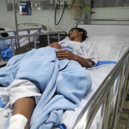 ปทุมธานี – แม่ร้องสื่อลูกชายวัย15ถูกแก๊งวัยรุ่นขี่จยย.ประกบยิงเจ็บยันไม่เคยมีเรื่องวอนตำรวจเร่งล่าตัว
