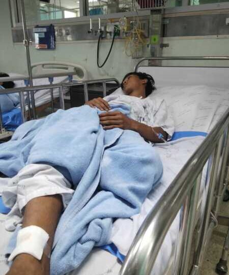 ปทุมธานี – แม่ร้องสื่อลูกชายวัย15ถูกแก๊งวัยรุ่นขี่จยย.ประกบยิงเจ็บยันไม่เคยมีเรื่องวอนตำรวจเร่งล่าตัว