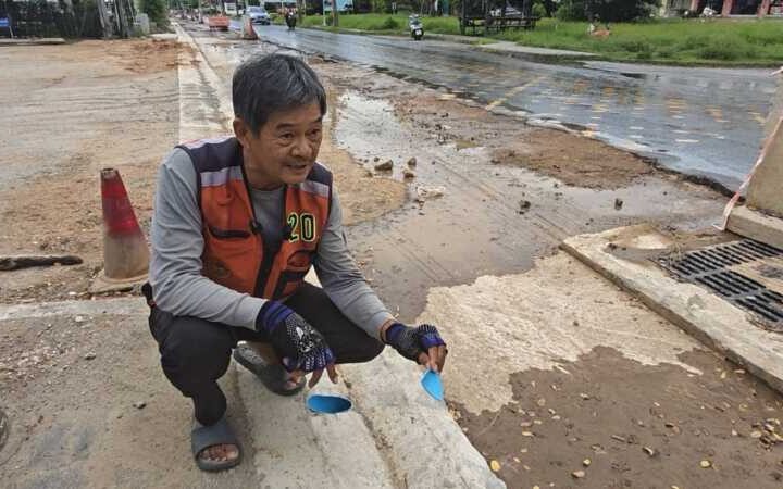 ปทุมธานี – ลุงสะดุดท่อถนนก่อสร้างล้มคอร้าวขยับตัวไม่ได้ญาติวอนผู้รับเหมาเร่งรับผิดชอบ
