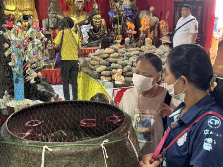 ปทุมธานี – คึกคักปชช.แห่ส่องเลขอ่างน้ำมนต์อาศรมฤๅษีเณรสาวท้องสุดเฮงรับ3แสนหอบรถไฟฟ้าแก้บนกุมารเจ้าสัวเฮง
