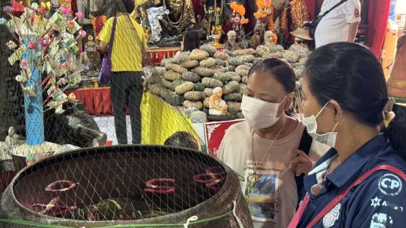 ปทุมธานี – คึกคักปชช.แห่ส่องเลขอ่างน้ำมนต์อาศรมฤๅษีเณรสาวท้องสุดเฮงรับ3แสนหอบรถไฟฟ้าแก้บนกุมารเจ้าสัวเฮง