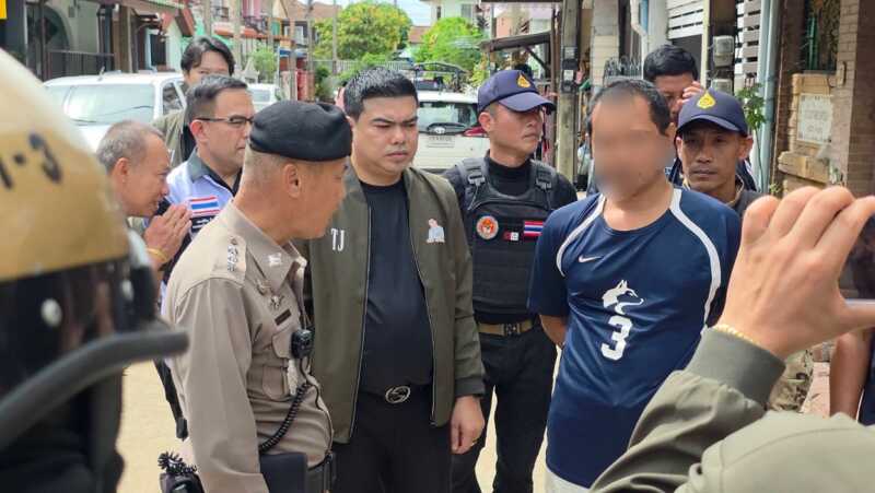 ปทุมธานี – ผวาชายจิตเวชคลั่งถือมีดป่วนชุมชน ทีมพรรคกล้าธรรมรุดคุมตัวส่งศรีธัญญารักษา