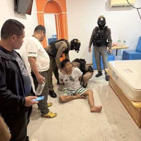 ปทุมธานี – ตร.งัดปืนช็อกไฟฟ้าสยบหนุ่มจิตเวชคลั่งถือมีดป่วนปะทะตำรวจอาสาหนีข้ามจังหวัด