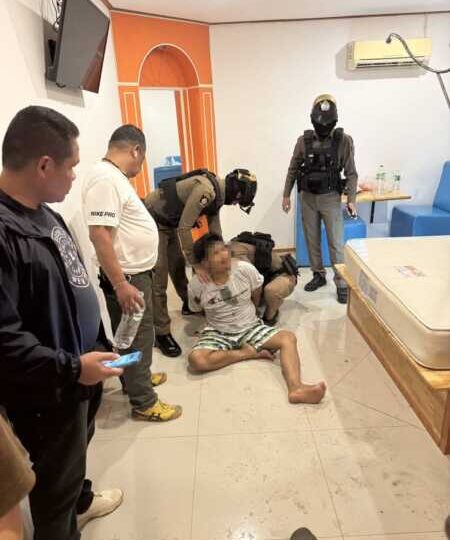 ปทุมธานี – ตร.งัดปืนช็อกไฟฟ้าสยบหนุ่มจิตเวชคลั่งถือมีดป่วนปะทะตำรวจอาสาหนีข้ามจังหวัด