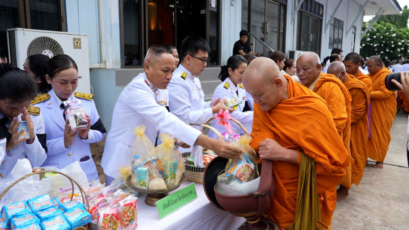 ชาวชัยนาททำบุญตักบาตร-ปล่อยปลา เฉลิมพระเกียรติพระบรมราชชนนีพันปีหลวง
